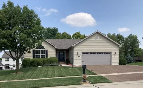 708 Hawk Dr, Mahomet, IL 61853