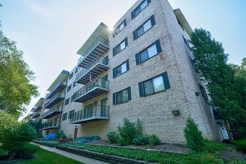 1 S150 Spring Rd #2B, Oakbrook Terrace, IL 60181