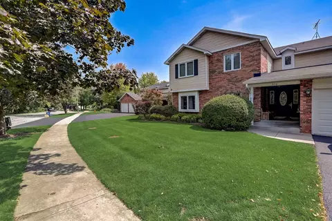 970 Benedetti Dr #A, Naperville, IL 60563