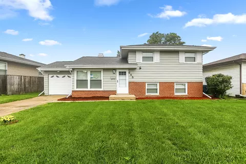 688 W Lake Park Dr, Addison, IL 60101