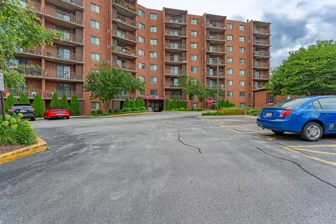 1 Bloomingdale Pl #304, Bloomingdale, IL 60108