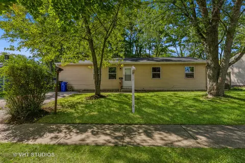340 Cherry Valley Dr, Vernon Hills, IL 60061
