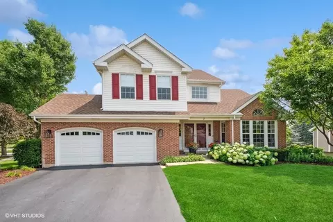 3 White Fence Trl, Streamwood, IL 60107