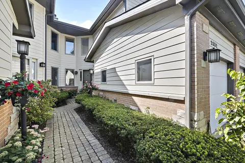2532 Virginia Ln, Northbrook, IL 60062