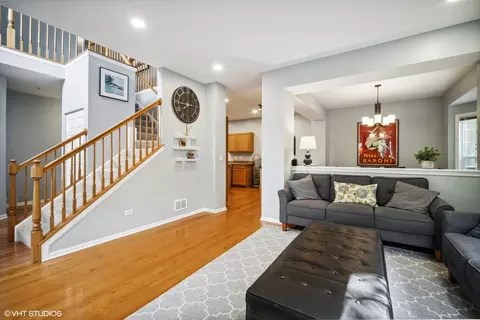 2156 Yale Cir, Hoffman Estates, IL 60192 photo 3