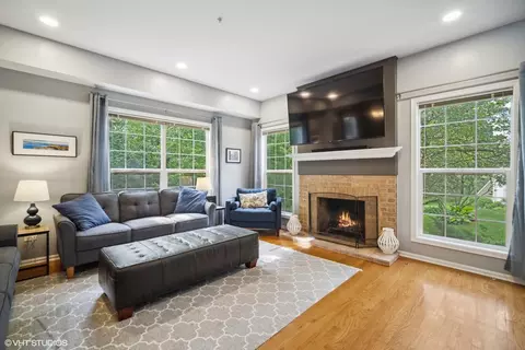 2156 Yale Cir, Hoffman Estates, IL 60192 photo 2