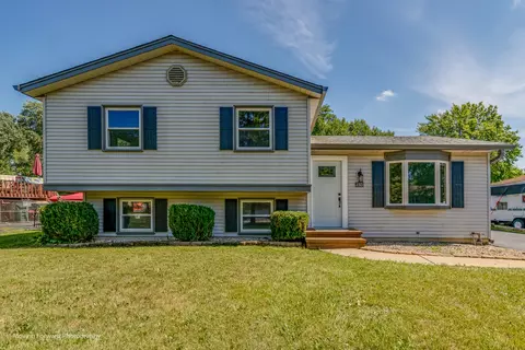 2301 Briar Ln, Lindenhurst, IL 60046