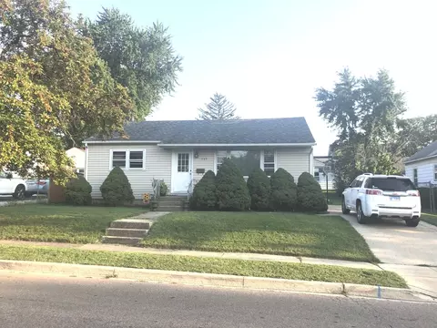 305 Zengele Ave, Aurora, IL 60505