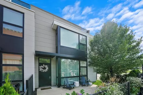 459 W Hobbie St, Chicago, IL 60610