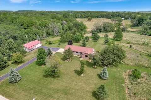 1811 Knoll Dr, Monticello, IL 61856
