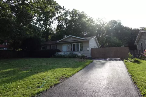 809 Nevin St, Lake In The Hills, IL 60102