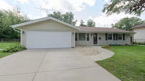 223 Quincy Ct, Schaumburg, IL 60193