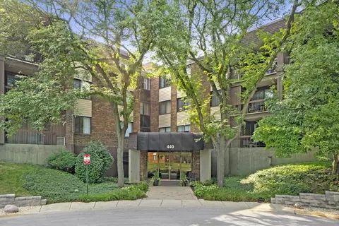 440 Raintree Ct #3K, Glen Ellyn, IL 60137