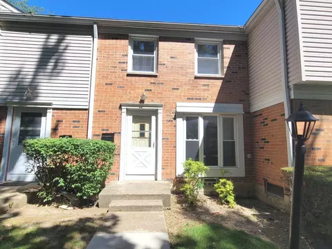 2113 Falmouth Ct, Streamwood, IL 60107
