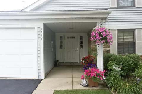 1324 Williamsburg Dr #D1, Schaumburg, IL 60193