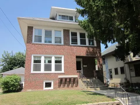 16 E Wayne St, Freeport, IL 61032