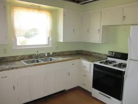 16 E Wayne St, Freeport, IL 61032 photo 8