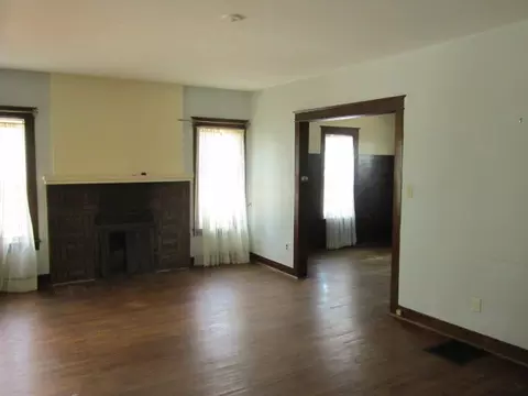 16 E Wayne St, Freeport, IL 61032 photo 3