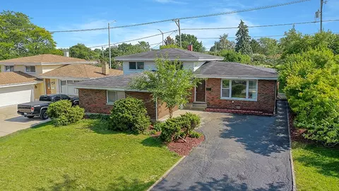 9121 Meadowview Dr, Hickory Hills, IL 60457