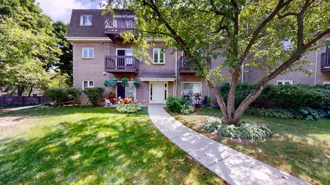 115 E Winchester Rd #C, Libertyville, IL 60048