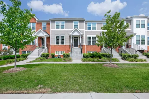 15 Nicholas Dr E, Des Plaines, IL 60016