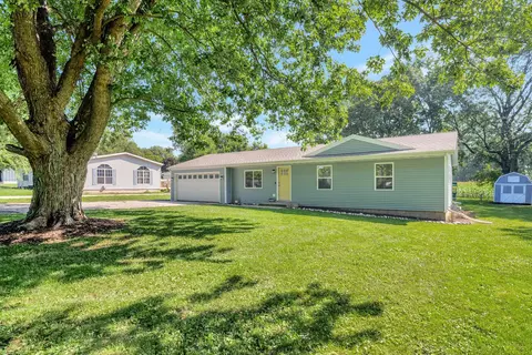 11 Circle Dr, Saybrook, IL 61770