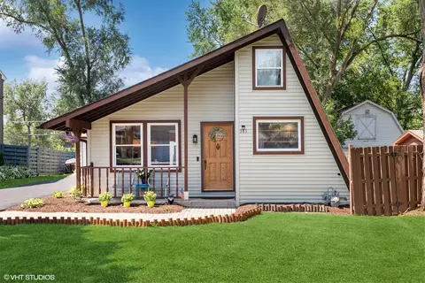 303 Oakleaf Rd, Lake In The Hills, IL 60156
