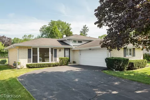 42 W 56th Pl, Westmont, IL 60559