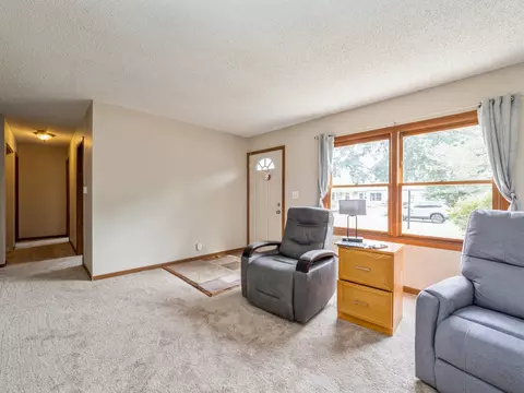 14 E Pine St, Streamwood, IL 60107 photo 3