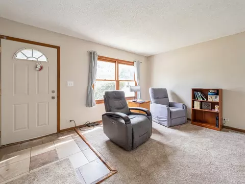 14 E Pine St, Streamwood, IL 60107 photo 2