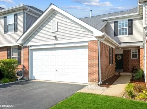720 Legend Ln, Mchenry, IL 60050
