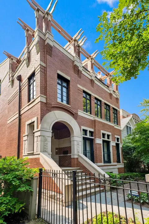 3828 N Janssen Ave, Chicago, IL 60613