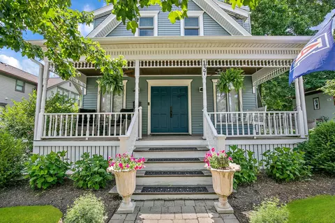 137 W Station St, Barrington, IL 60010