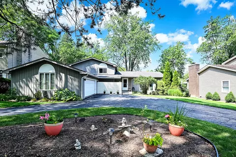 82 Forest Ave, Glen Ellyn, IL 60137
