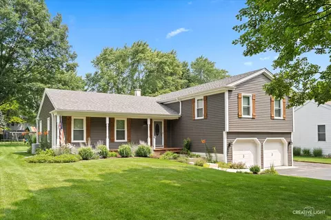 1051 Cardinal Ct, Batavia, IL 60510