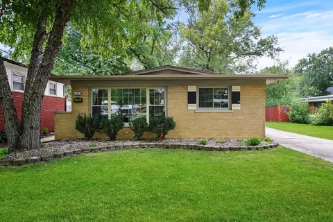 820 W Westwood Dr, Glenwood, IL 60425