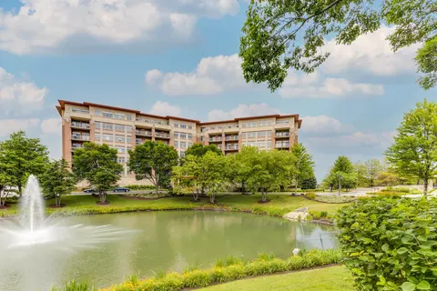 40 Prairie Park Dr #601, Wheeling, IL 60090