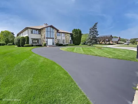 8400 Gleneyre Rd, Darien, IL 60561