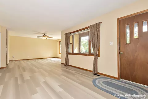 5801 Acorn Ln, Mchenry, IL 60051 photo 2