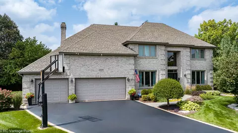 2009 Black Swan Ct, Darien, IL 60561