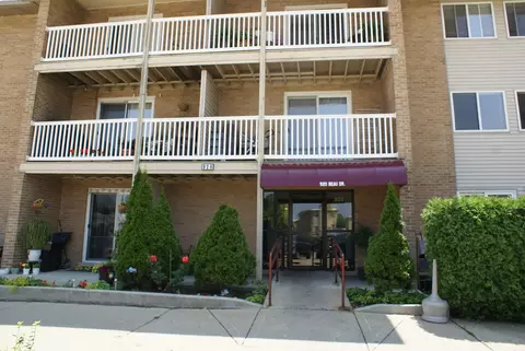 920 Beau Dr #311, Des Plaines, IL 60016