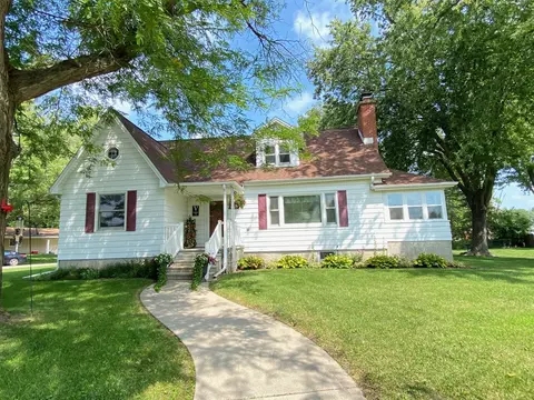 1409 Nan St, Dixon, IL 61021
