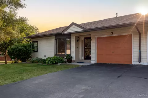 2 Helen Ct, Streamwood, IL 60107