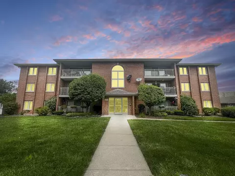7800 W 89th St #202, Hickory Hills, IL 60457