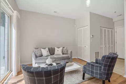 316 E 17th St, Chicago, IL 60616 photo 11