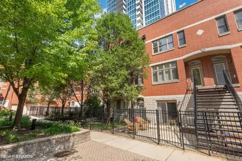 316 E 17th St, Chicago, IL 60616
