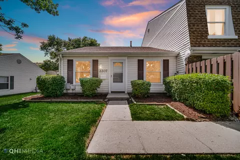 2207 Brittany Ct, Schaumburg, IL 60194