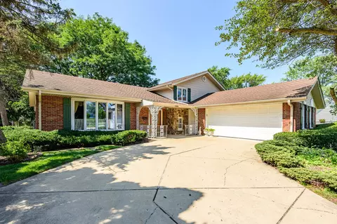 2008 N Kennicott Dr, Arlington Heights, IL 60004