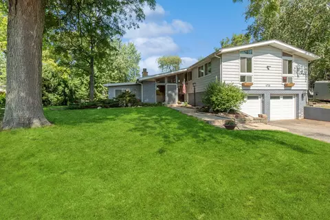 6918 Meadow Dr, Crystal Lake, IL 60012
