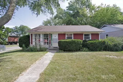 3 S Lake St, Mundelein, IL 60060